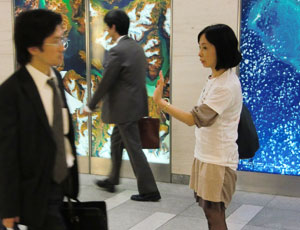 街頭ハイタッチで笑顔の種付け