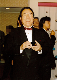 愛川欽也さん、死去をめぐる大混乱！　山田邦子はフライング追悼、深夜のマスコミ大集結も