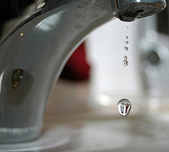 水道水を入れただけのペットボトルが1本100円って、 高すぎませんか?