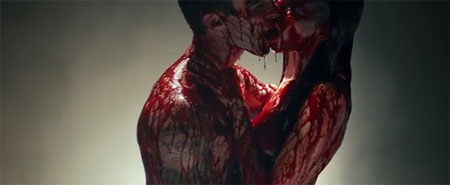 「マルーン5」アダム・レヴィーンがMVで妻と血まみれセックスを披露し、ファンがドン引き