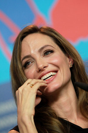 セレブが賛同した活動家の裸体奇行に、まさかの黒魔術説が浮上!?