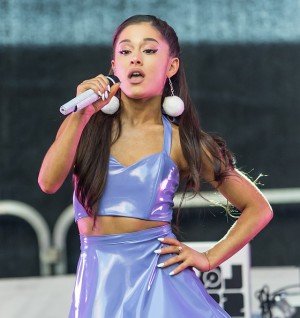 アリアナ・グランデが「好きなセレブ」に元恋人が自殺したばかりのジム・キャリーの名を挙げ、非難集中！