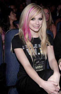 恋は順調でも、本業が不調!?　アヴリルのPVが即刻削除される