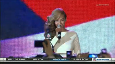 口パク疑惑のビヨンセ、記者を立たせ国歌斉唱！　ドヤ顔で「何か質問は？」