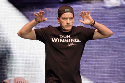 奇行から復活？　C・シーンが名優の父と共演したパロディーCMが話題