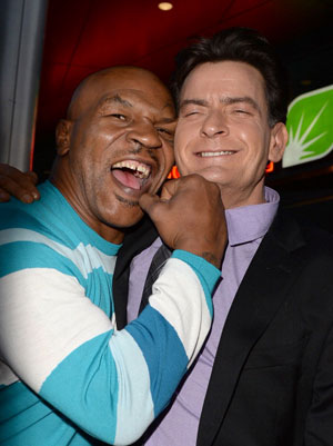 チャーリー・シーンはメルトダウン間近？　側近をクビにし、歯科医院で大暴れ