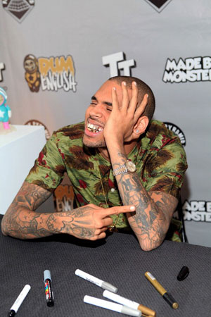 悪名高い大富豪が、大金でクリス・ブラウンvsドレイクの“試合”を提案！