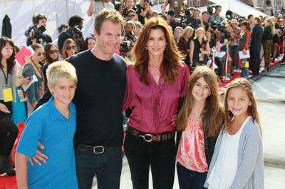 シンディ・クロフォードの娘が、母親そっくりの美貌だと話題に！