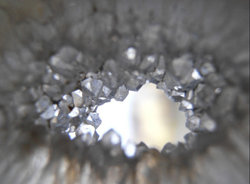 水素の次は“ケイ素”!?　美容業界のネクストブレークは「水晶」アイテムか？