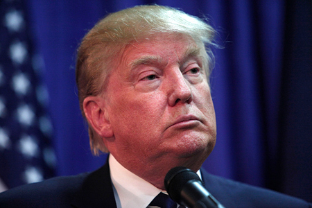 カツラじゃなかった！　ドナルド・トランプが記者会見で女性に頭を触らせ、疑惑払拭