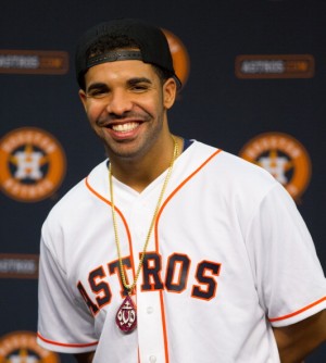 最もイケてるアーティスト・ドレイクがダサすぎる絵文字タトゥーで失笑を買う