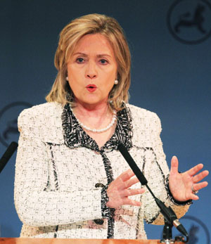 カギはヒラリーの”愛人”？　下半身写真を送った米議員の辞職カウントダウン