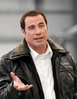 カミングアウトはいつ？　ジョン・トラボルタの頭部がパパラッチされる