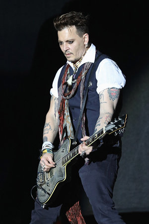 ジョニー・デップ、泥沼離婚劇となっている妻にちなんだタトゥーを「人間のクズ」という意味にお直し！