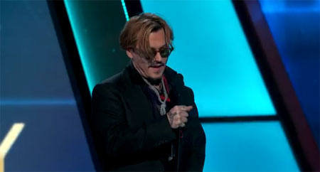 ジョニー・デップの泥酔・放送禁止用語連発スピーチに、セレブからも苦言