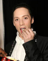 ジョニー・ウィアーが夫へのDVで出廷！　夫夫生活に悩み？