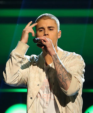 ジャスティン・ビーバーをボコボコにした男が、ファンから脅され、仕事も失う