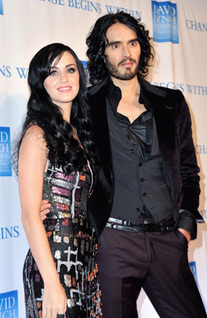 もはや召使い扱い！　”女帝”を妻に持つ、恐妻家セレブとは？