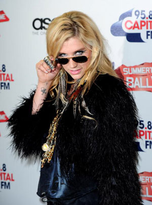 ケシャVSプロデューサーの裁判、レイプを匂わせる母親のメールで泥沼化