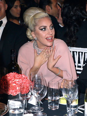 レディー・ガガがスタッフ＆共演者に、吐瀉物や、セックス姿をかたどったケーキをプレゼント