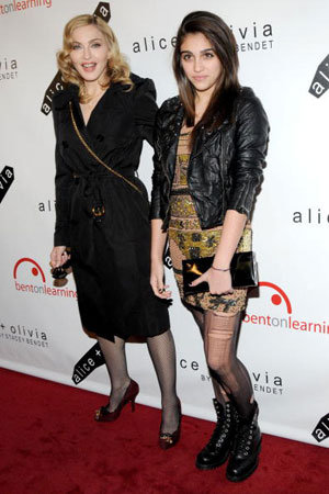 母に続いて……マドンナの娘ローデス、ワキ毛ふさふさ写真を撮られる！