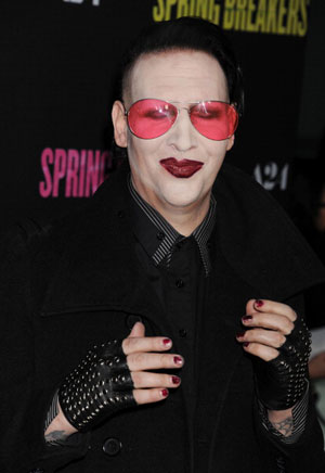 マリリン・マンソン、自殺未遂したパリスに、腕を切り刻むパフォーマンスを捧ぐ？