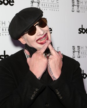 M・マンソンが若い男に殴られるも、ファンの興味は彼の居場所に集中