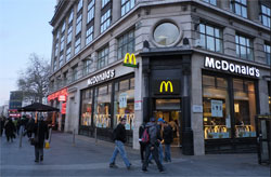 求人票ほしさに暴れた男、息子の小学校でストリップした母親……2013米おバカニュース