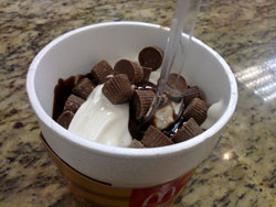 「マックフルーリーをめぐり、車を燃やす」「名入りシャツで銀行強盗」今年もすごい、米バカニュース2014