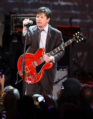 マイケル・J・フォックスが『バック・トゥ・ザ・フューチャー』の名シーンを再現！