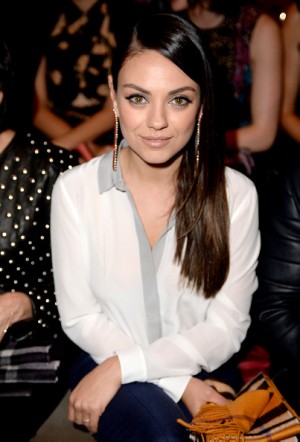 ミラ＆アシュトン夫婦が、売名目当て（？）で訴えた幼なじみを小バカにする動画を制作