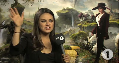 ミラ・クニスの脱線しまくるインタビューが、YouTubeで100万回超え！