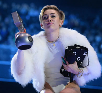 受賞スピーチでマリファナを吸ったマイリー・サイラス、放送カット処置におかんむり