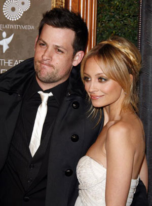 ニコール・リッチー、パパラッチに追突されて軽傷を負う？