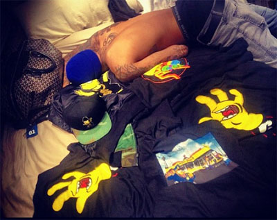 これが決定打？　リアーナ、クリス・ブラウンの半裸姿をTwitterで公開