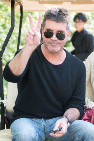 サイモン・コーウェル、産後10日の子どもを飛行機に乗せてビーチへ！