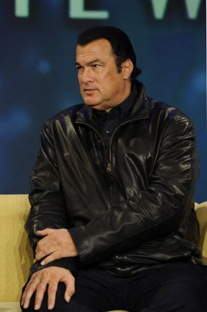 “被害者”の態度が急変！　S・セガールの「子犬殺し」の真相はいかに？