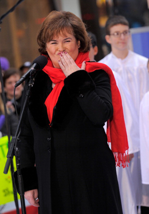 顔写真ウチワまで！　垢ぬけたスーザン・ボイルにファン熱狂