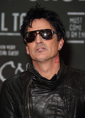 “フライング・ドラム”でおなじみのトミー・リー、ドラムごと逆さまの状態で吊るされる！