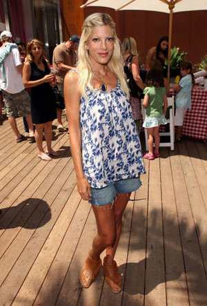 “ビバヒル”のトリ・スペリング、因縁の母親とのバトルが再燃！