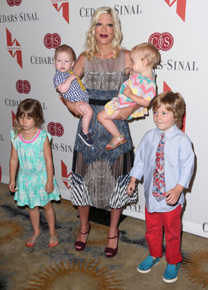 ウソ発見器にかけられたトリ・スペリング、『ビバヒル』共演者とのセックスや不仲を告白