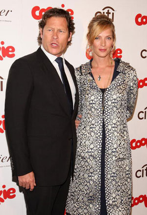 ノリノリor嫌々？　ユマ・サーマン、オークション落札者からディープキスをお見舞いされる