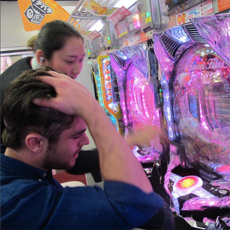 「ぱちんこ冬のソナタ」に完敗し、「ジバニャン」をぶら下げ……ザック・エフロンが日本に溶け込みすぎ！