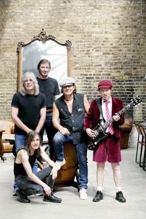 ドラムが逮捕された「AC／DC」、不幸の積み重ねに「呪われたバンド」説も浮上