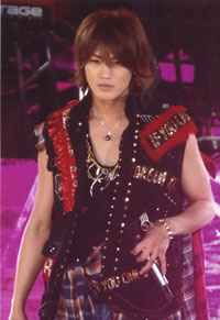 ファンはブーイング!?　赤西仁がクリスタル・ケイと公私混同ステージ