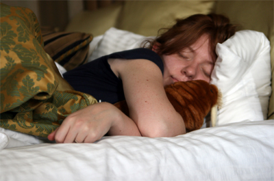 「冬の朝、布団から出られない」のは “肩こり”が原因!?　寝ている間の血行不良対策は？