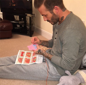 タトゥーだらけの手で、娘の人形に着せる服を縫うD・ベッカムがかわいすぎる！