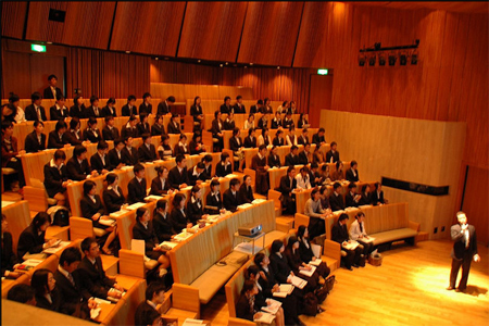 恋愛感情で新卒採用、意味不明の誓約書――ベンチャー企業のブラックすぎるワンマン社長