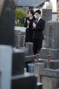 散骨、樹木葬に永代供養……嫁ぎ先の墓を拒否する女たち、いまだ女は三界に家なし？