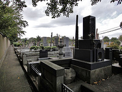 母をお墓に入れられない理由とは？　認知症の母親を見送った息子の戸惑い